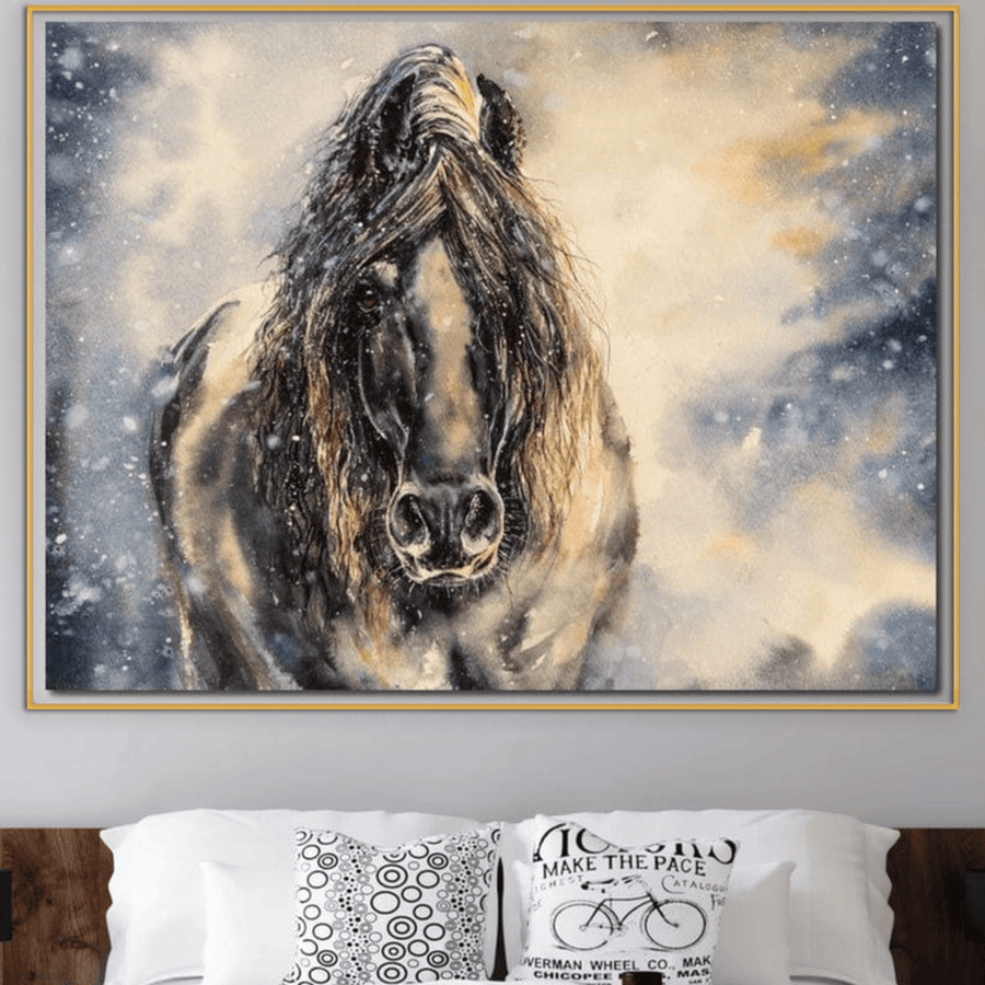 LuxCanva® Tablou Canvas Premium M1355, "Calatorie prin Viscol," cu un cal negru pe fund de iarnă, adaugă un aer dramatic și premium oricărui decor de living, birou sau cameră copil.