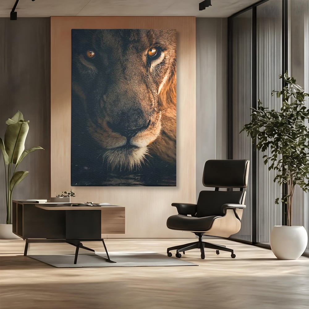 Tablou Canvas Premium, LuxCanva® M1365, Putere Ascunsa, Privire, Mister, Destin, Dominare, Forta, Leu, Stapan, Glorios, Maret, Nobil, Apa, Birou, Living, Camera Copil
