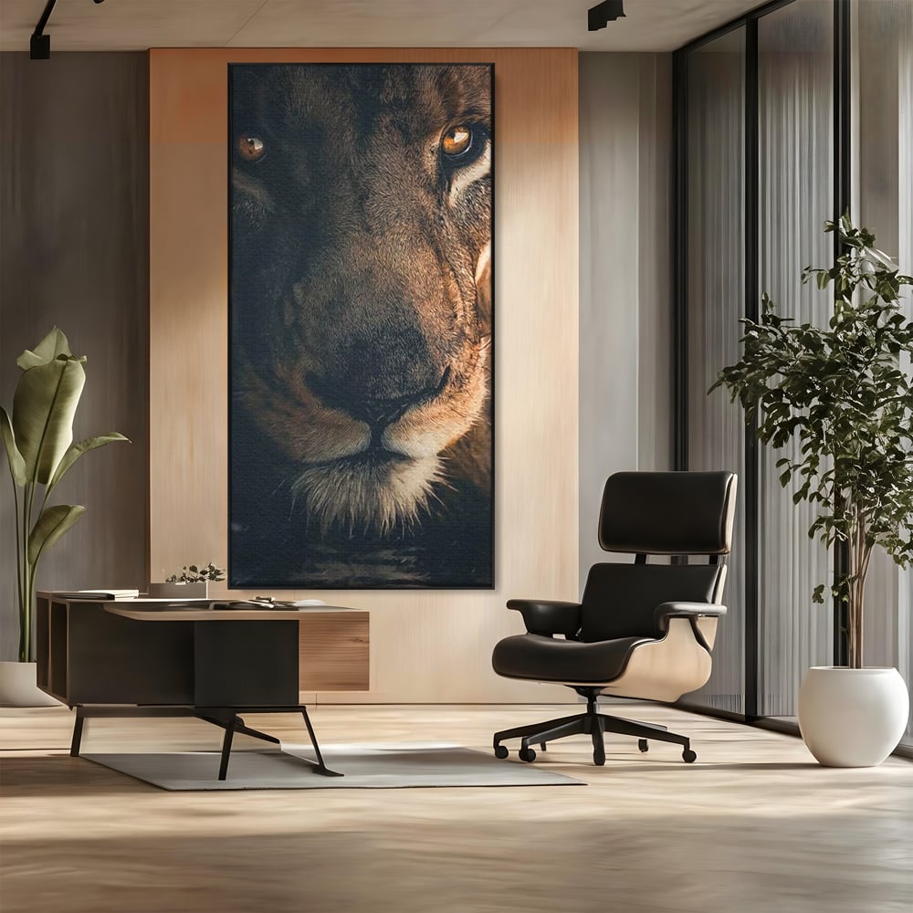 Tablou Canvas Premium, LuxCanva® M1365, Putere Ascunsa, Privire, Mister, Destin, Dominare, Forta, Leu, Stapan, Glorios, Maret, Nobil, Apa, Birou, Living, Camera Copil