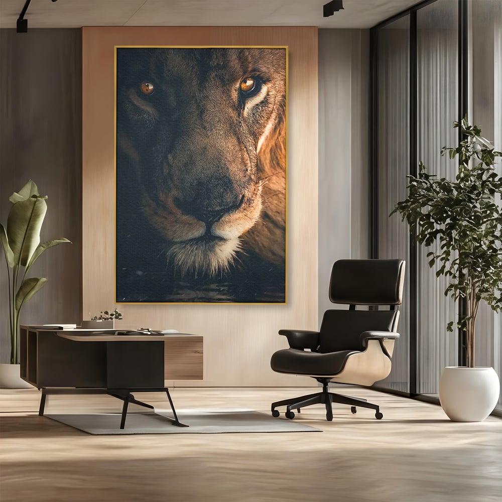 Tablou Canvas Premium, LuxCanva® M1365, Putere Ascunsa, Privire, Mister, Destin, Dominare, Forta, Leu, Stapan, Glorios, Maret, Nobil, Apa, Birou, Living, Camera Copil