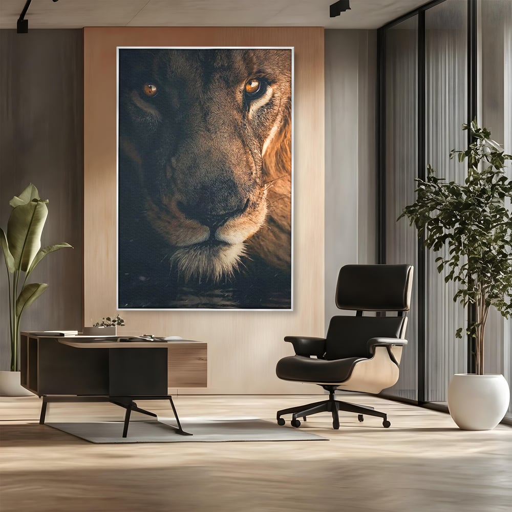 Tablou Canvas Premium, LuxCanva® M1365, Putere Ascunsa, Privire, Mister, Destin, Dominare, Forta, Leu, Stapan, Glorios, Maret, Nobil, Apa, Birou, Living, Camera Copil