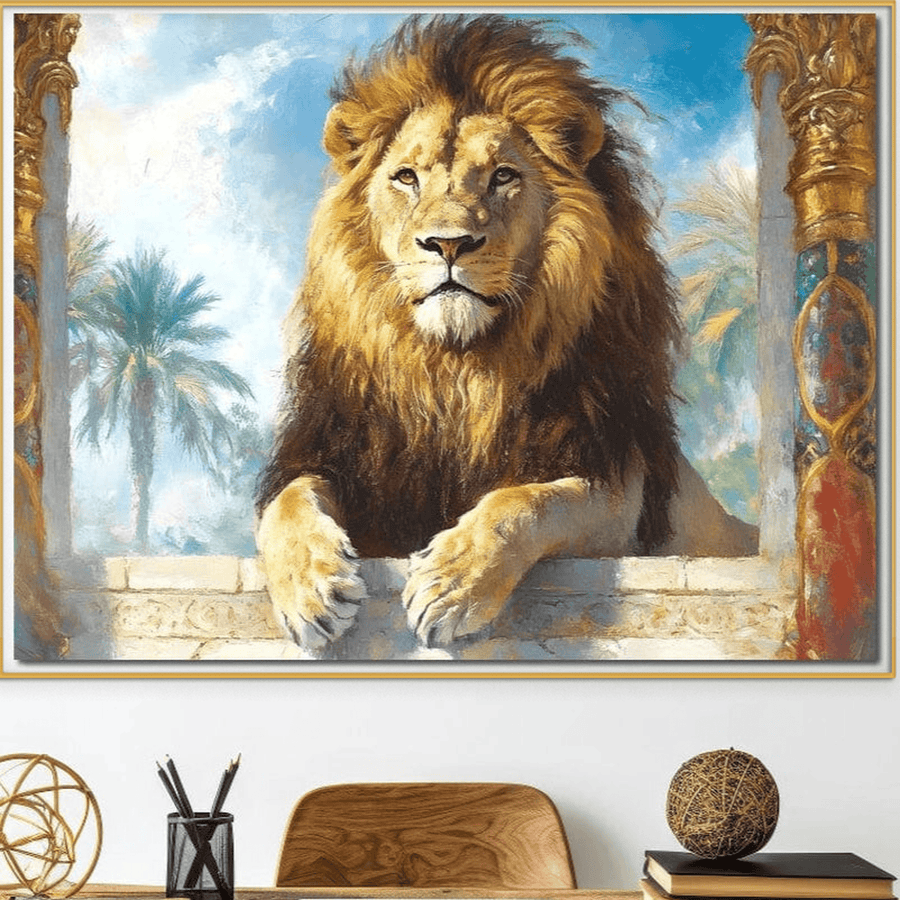 Tablou Canvas Premium M1369 de la LuxCanva®, reprezentând un leu regal printre coloane de palat și ornamente aurii, atârnă deasupra unui birou modern cu un scaun și un decor, adăugând eleganță ancestrală biroului sau spațiului dvs. de locuit.