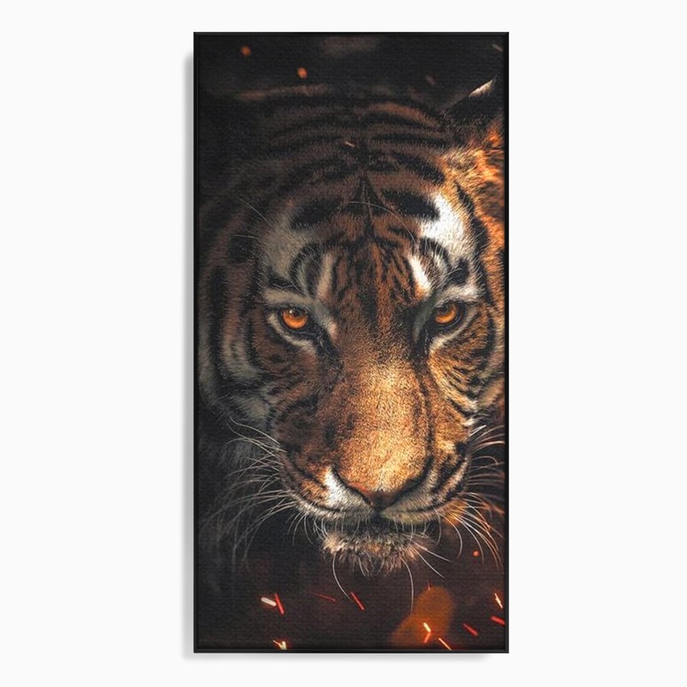 Tablou Canvas Premium, LuxCanva® M1440, Printre Scantei si Umbre, Tigru, Ochi, Privire, Foc, Felina, Fiara, Salbatic, Furios, Forta, Scanteie, Intuneric, Birou, Living, Camera Copil