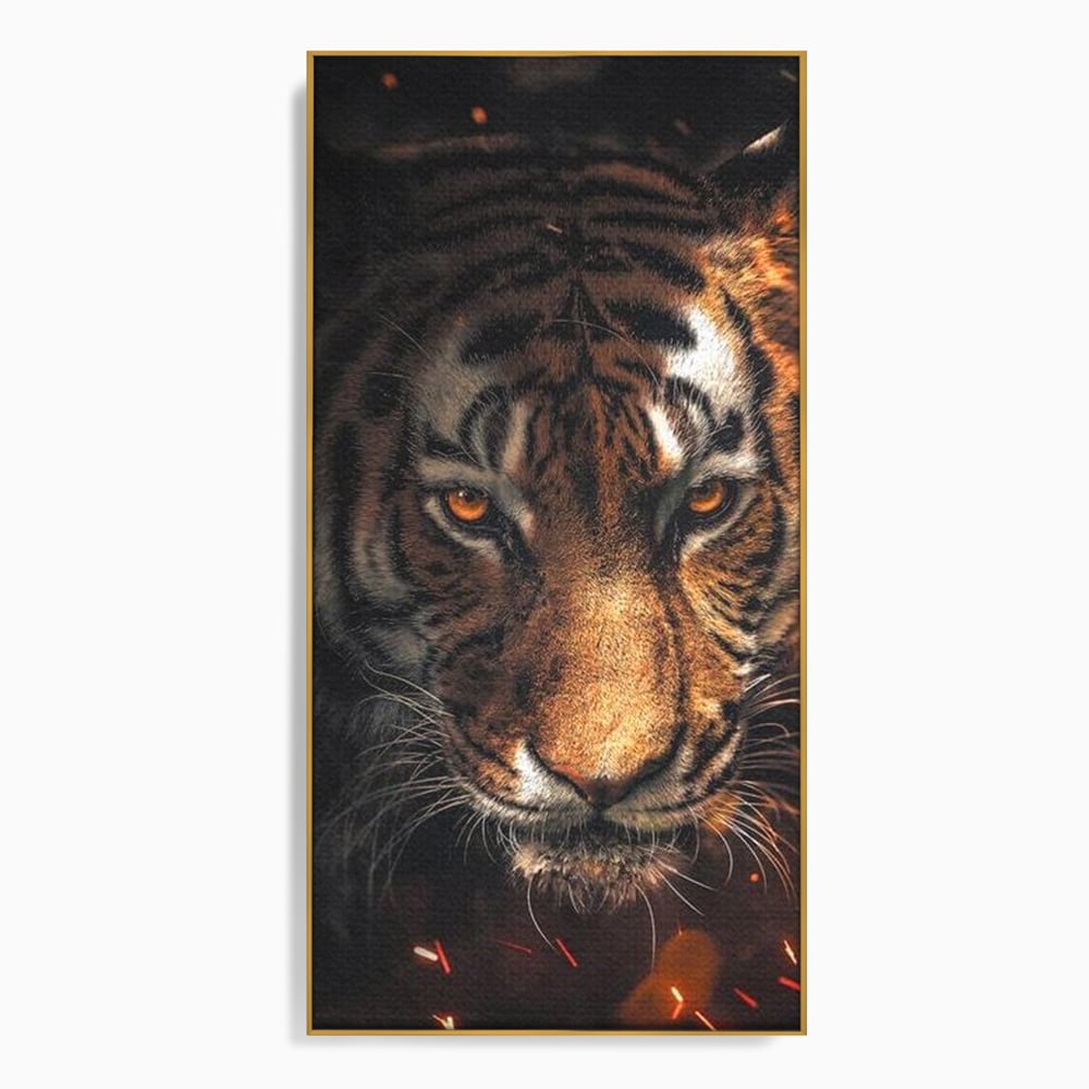Tablou Canvas Premium, LuxCanva® M1440, Printre Scantei si Umbre, Tigru, Ochi, Privire, Foc, Felina, Fiara, Salbatic, Furios, Forta, Scanteie, Intuneric, Birou, Living, Camera Copil