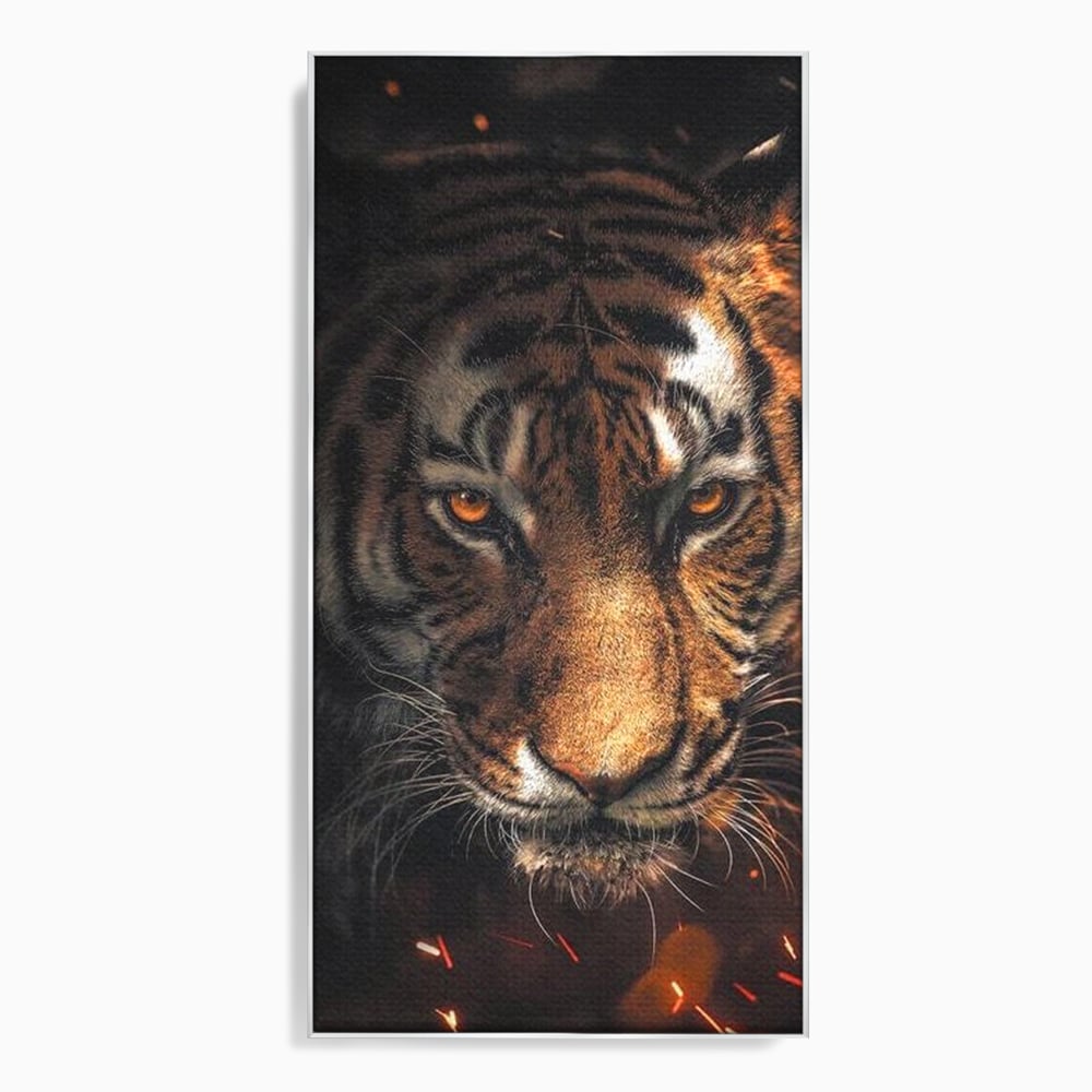 Tablou Canvas Premium, LuxCanva® M1440, Printre Scantei si Umbre, Tigru, Ochi, Privire, Foc, Felina, Fiara, Salbatic, Furios, Forta, Scanteie, Intuneric, Birou, Living, Camera Copil