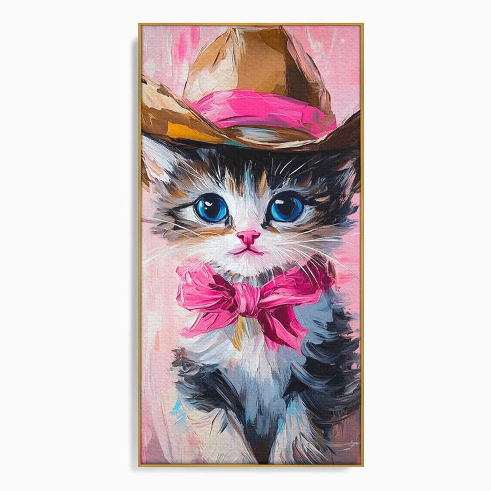 Tablou Canvas Premium, LuxCanva® M1496, Serif Pisicuta la Datorie, Cowboy, Pisica, Adorabil, Aventura, Roz, Fundita, Palarie, Copilarie, Dormitor, Birou, Living, Camera Copil