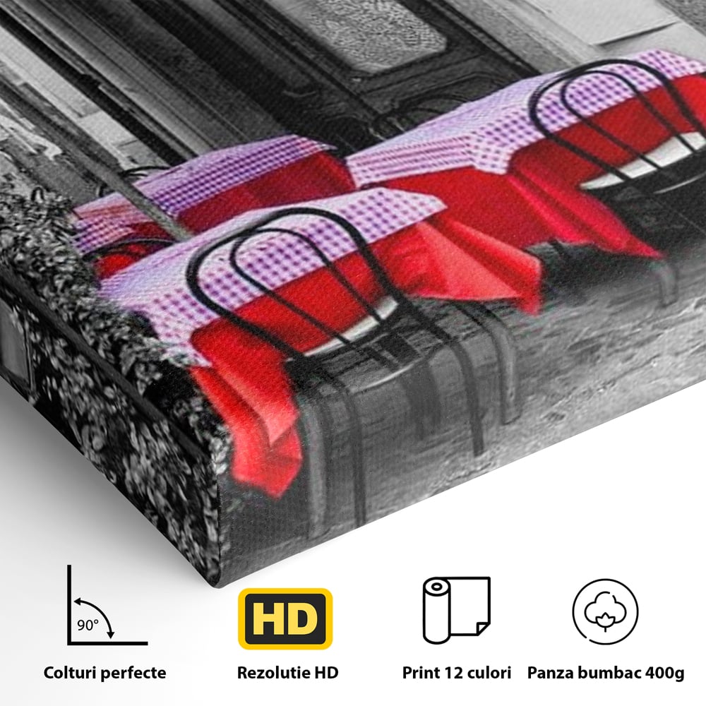 Tablou Canvas Premium, LuxCanva® N1026, Terasa cu Amintiri, Cafenea, Oras, Urban, Intalnire, Alb si Negru, Rosu, Vintage, Strada, Cozy, Mese, Pub, Lounge, Bar, Restaurant, Bucatarie