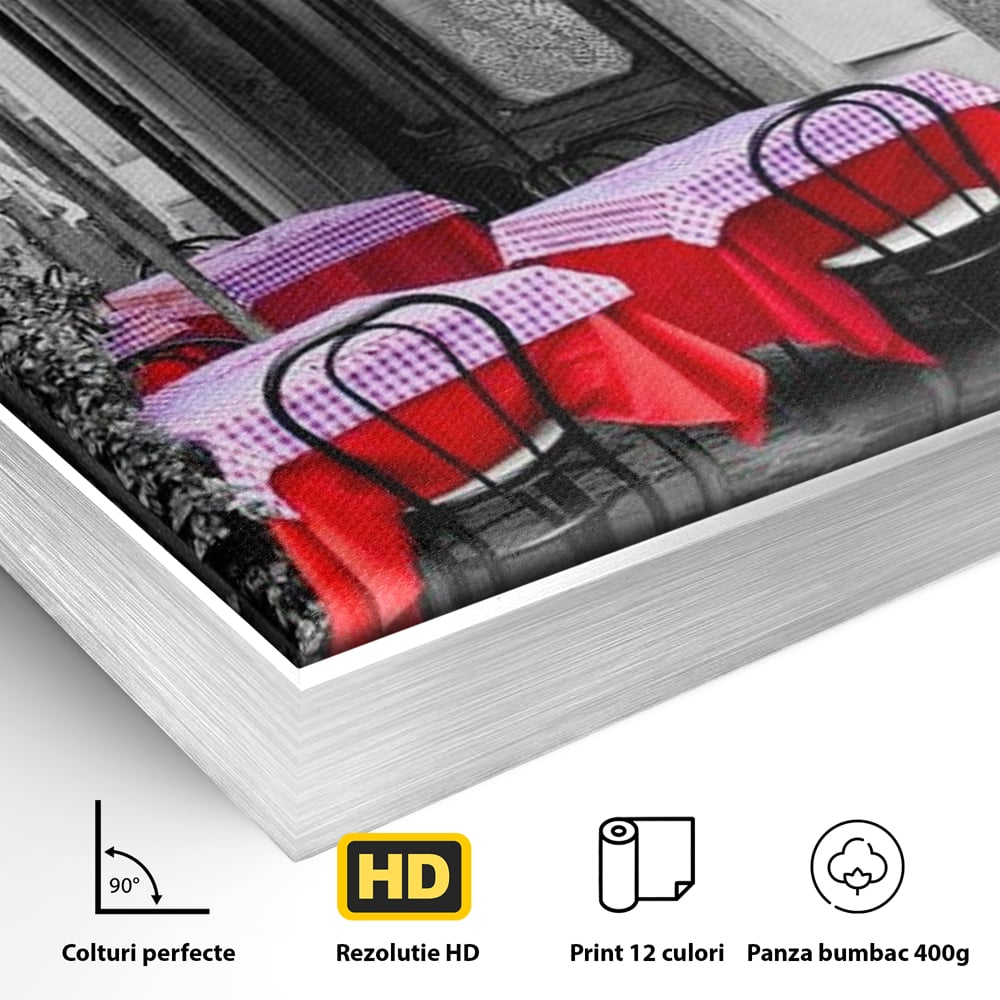 Tablou Canvas Premium, LuxCanva® N1026, Terasa cu Amintiri, Cafenea, Oras, Urban, Intalnire, Alb si Negru, Rosu, Vintage, Strada, Cozy, Mese, Pub, Lounge, Bar, Restaurant, Bucatarie