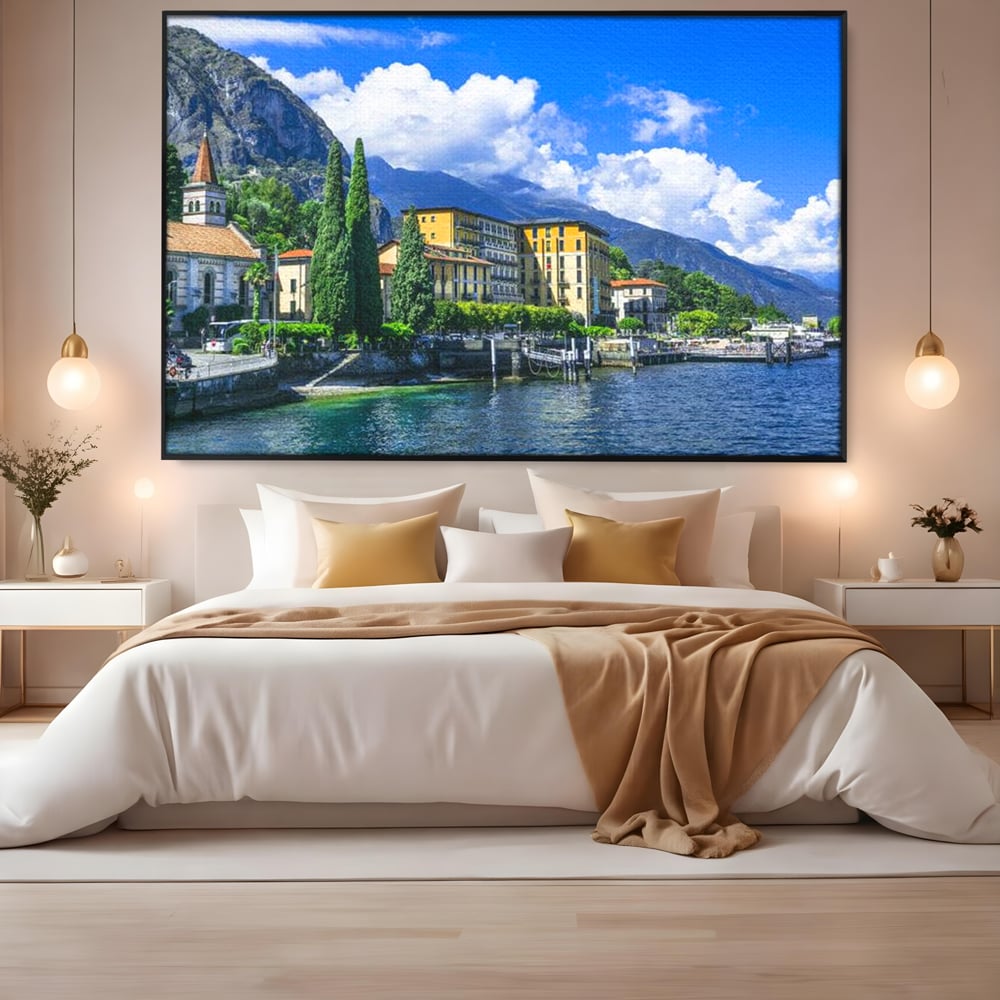 Tablou Canvas Premium, LuxCanva® O1059, Linistea Lacului Como, Riviera, Smarald, Alpin, Mediterana, Munti, Natura, Oaza, Lacustra, Soare, Serenitate, Azur, Vacanta, Creatie, Birou, Living, Dormitor