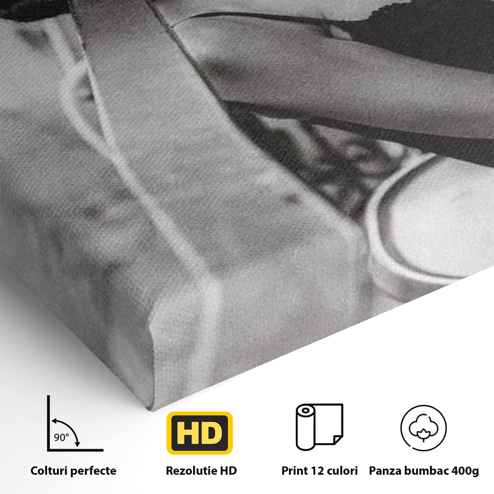 Tablou Canvas Premium, LuxCanva® P1000, Femeia de pe balcon, Alb, Negru, Tigara, Senzual, Balcon, Oras, Intimitate, Eleganta, Feminitate, Muza, Urban, Living, Dormitor