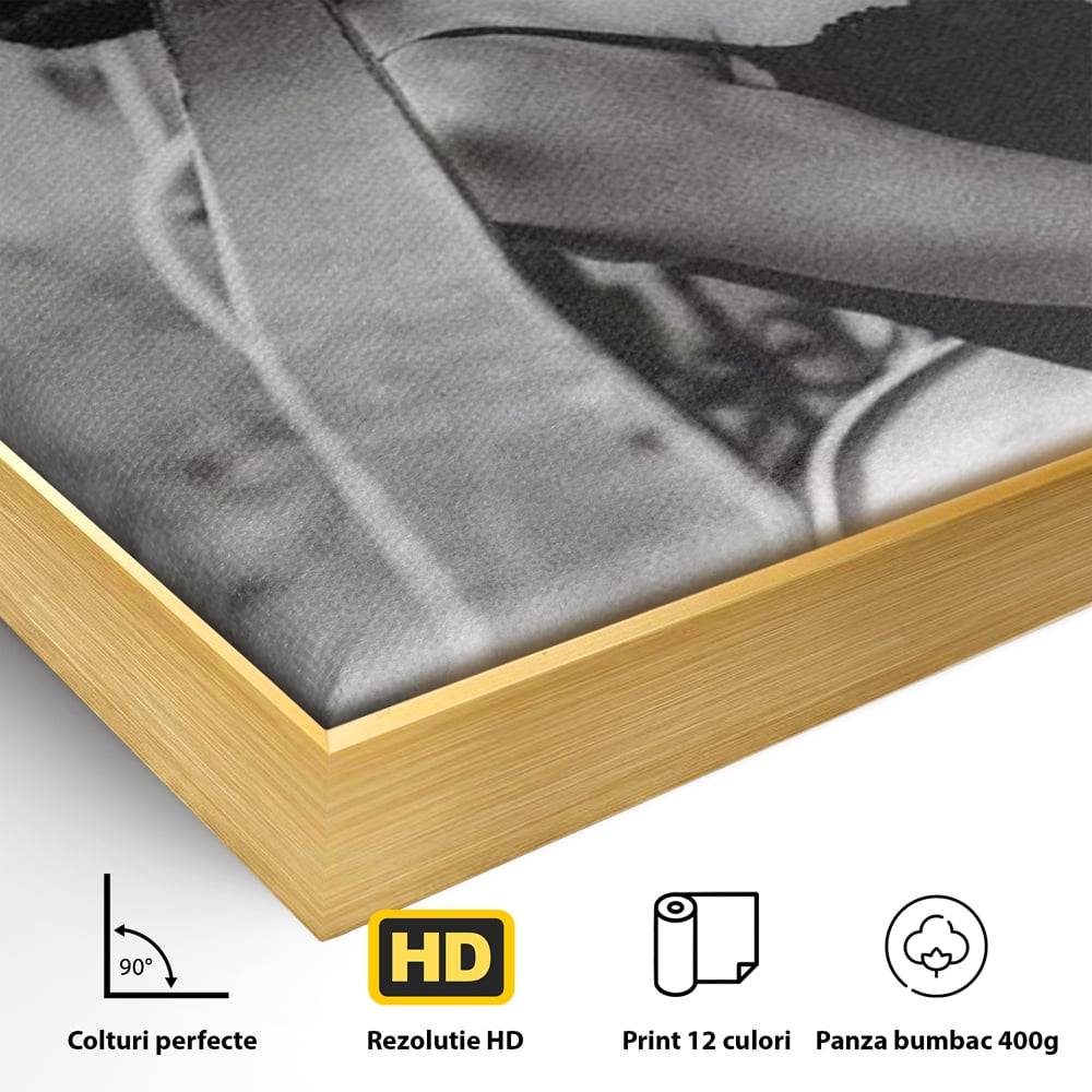 Tablou Canvas Premium, LuxCanva® P1000, Femeia de pe balcon, Alb, Negru, Tigara, Senzual, Balcon, Oras, Intimitate, Eleganta, Feminitate, Muza, Urban, Living, Dormitor