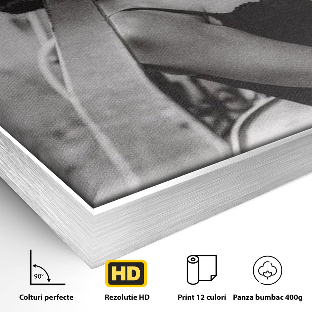 Tablou Canvas Premium, LuxCanva® P1000, Femeia de pe balcon, Alb, Negru, Tigara, Senzual, Balcon, Oras, Intimitate, Eleganta, Feminitate, Muza, Urban, Living, Dormitor