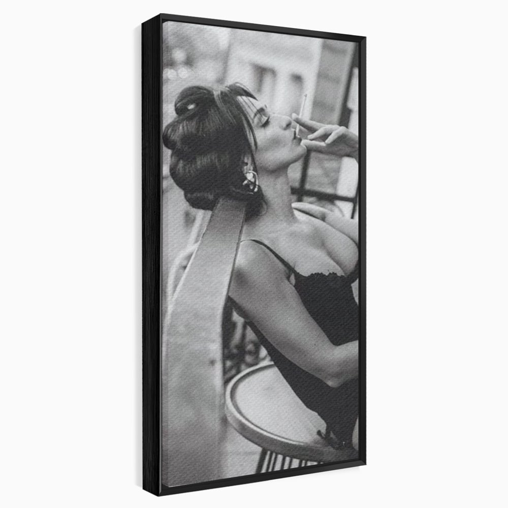 Tablou Canvas Premium, LuxCanva® P1000, Femeia de pe balcon, Alb, Negru, Tigara, Senzual, Balcon, Oras, Intimitate, Eleganta, Feminitate, Muza, Urban, Living, Dormitor