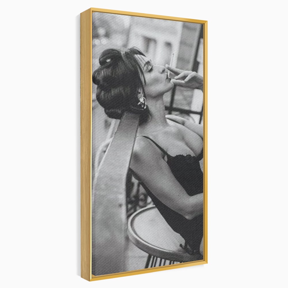 Tablou Canvas Premium, LuxCanva® P1000, Femeia de pe balcon, Alb, Negru, Tigara, Senzual, Balcon, Oras, Intimitate, Eleganta, Feminitate, Muza, Urban, Living, Dormitor