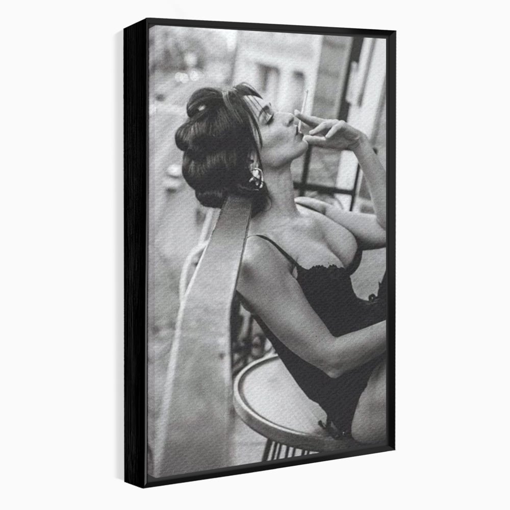 Tablou Canvas Premium, LuxCanva® P1000, Femeia de pe balcon, Alb, Negru, Tigara, Senzual, Balcon, Oras, Intimitate, Eleganta, Feminitate, Muza, Urban, Living, Dormitor