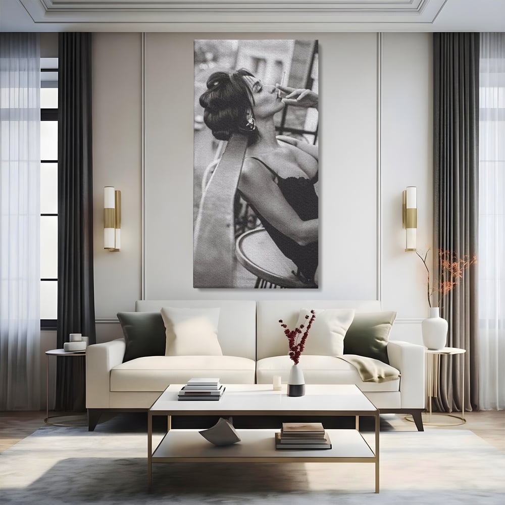 Tablou Canvas Premium, LuxCanva® P1000, Femeia de pe balcon, Alb, Negru, Tigara, Senzual, Balcon, Oras, Intimitate, Eleganta, Feminitate, Muza, Urban, Living, Dormitor