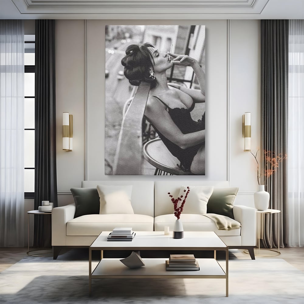 Tablou Canvas Premium, LuxCanva® P1000, Femeia de pe balcon, Alb, Negru, Tigara, Senzual, Balcon, Oras, Intimitate, Eleganta, Feminitate, Muza, Urban, Living, Dormitor