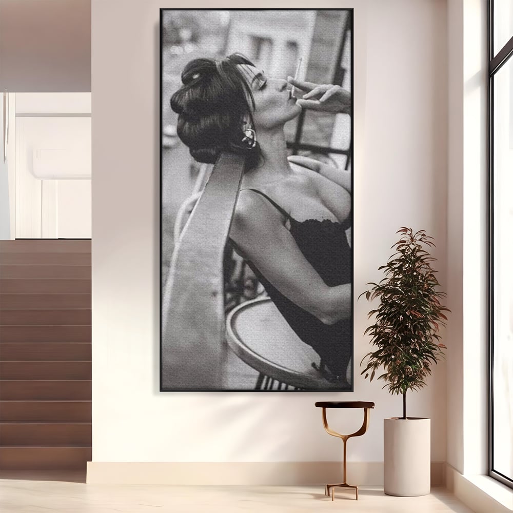 Tablou Canvas Premium, LuxCanva® P1000, Femeia de pe balcon, Alb, Negru, Tigara, Senzual, Balcon, Oras, Intimitate, Eleganta, Feminitate, Muza, Urban, Living, Dormitor
