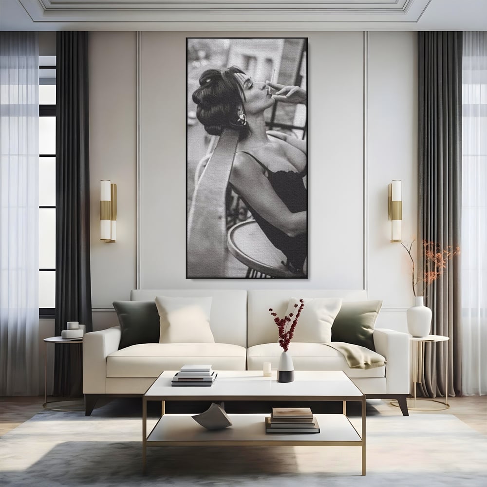 Tablou Canvas Premium, LuxCanva® P1000, Femeia de pe balcon, Alb, Negru, Tigara, Senzual, Balcon, Oras, Intimitate, Eleganta, Feminitate, Muza, Urban, Living, Dormitor