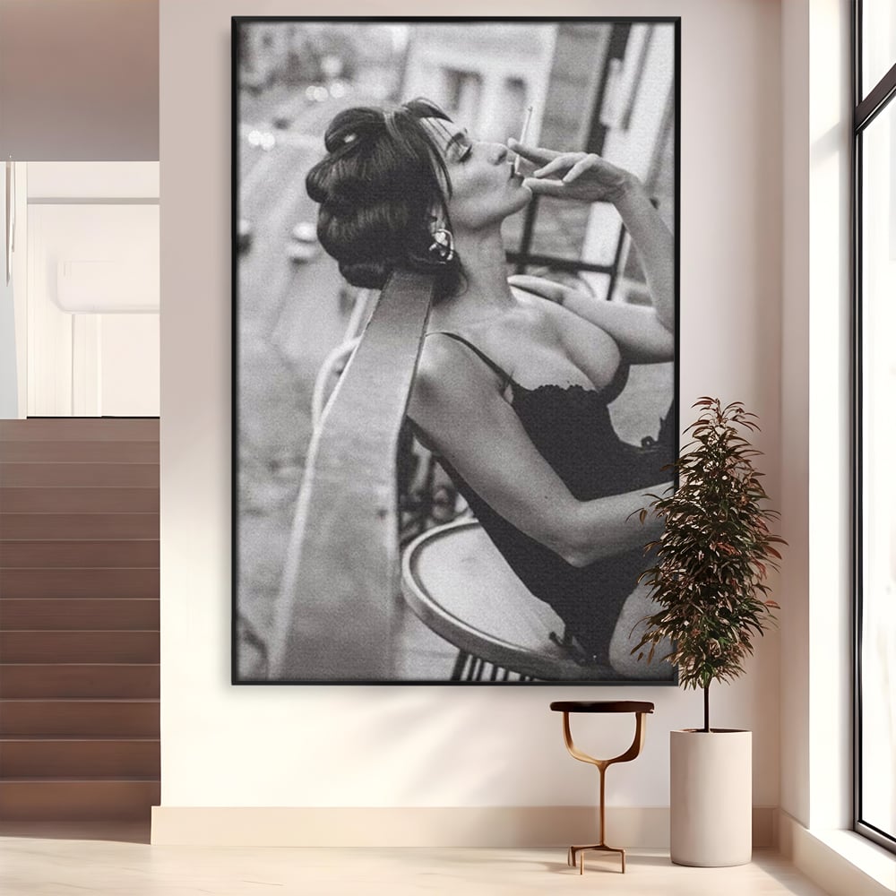 Tablou Canvas Premium, LuxCanva® P1000, Femeia de pe balcon, Alb, Negru, Tigara, Senzual, Balcon, Oras, Intimitate, Eleganta, Feminitate, Muza, Urban, Living, Dormitor