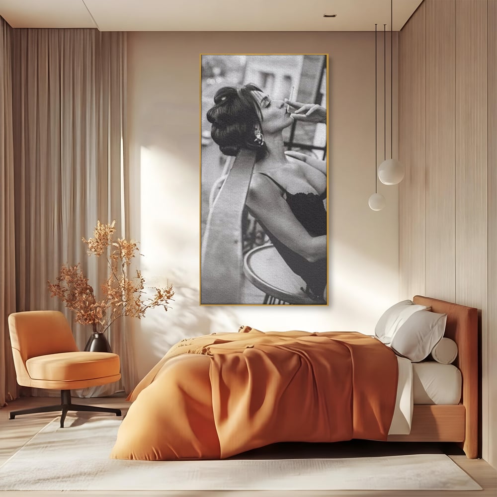 Tablou Canvas Premium, LuxCanva® P1000, Femeia de pe balcon, Alb, Negru, Tigara, Senzual, Balcon, Oras, Intimitate, Eleganta, Feminitate, Muza, Urban, Living, Dormitor