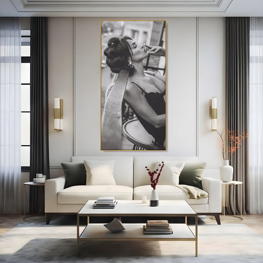 Tablou Canvas Premium, LuxCanva® P1000, Femeia de pe balcon, Alb, Negru, Tigara, Senzual, Balcon, Oras, Intimitate, Eleganta, Feminitate, Muza, Urban, Living, Dormitor