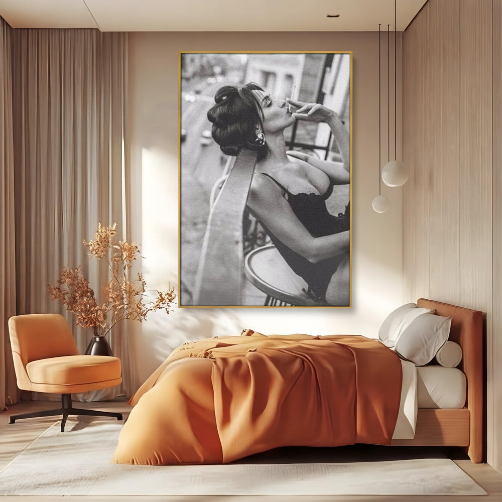 Tablou Canvas Premium, LuxCanva® P1000, Femeia de pe balcon, Alb, Negru, Tigara, Senzual, Balcon, Oras, Intimitate, Eleganta, Feminitate, Muza, Urban, Living, Dormitor