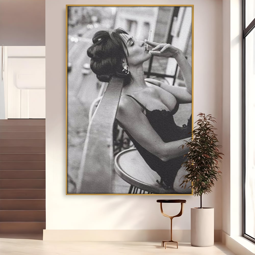Tablou Canvas Premium, LuxCanva® P1000, Femeia de pe balcon, Alb, Negru, Tigara, Senzual, Balcon, Oras, Intimitate, Eleganta, Feminitate, Muza, Urban, Living, Dormitor
