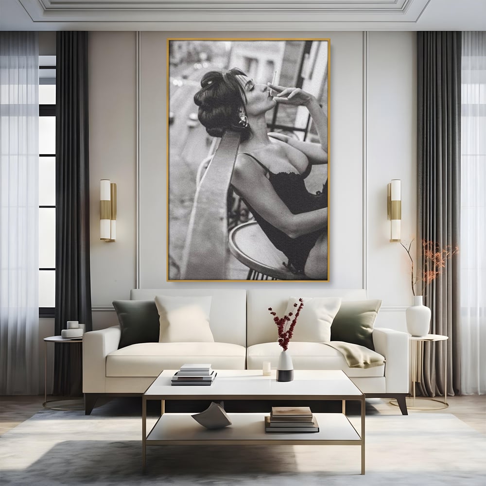 Tablou Canvas Premium, LuxCanva® P1000, Femeia de pe balcon, Alb, Negru, Tigara, Senzual, Balcon, Oras, Intimitate, Eleganta, Feminitate, Muza, Urban, Living, Dormitor