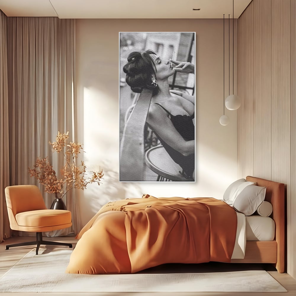 Tablou Canvas Premium, LuxCanva® P1000, Femeia de pe balcon, Alb, Negru, Tigara, Senzual, Balcon, Oras, Intimitate, Eleganta, Feminitate, Muza, Urban, Living, Dormitor