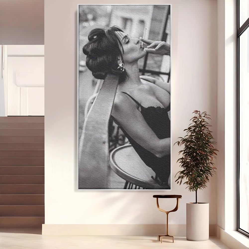 Tablou Canvas Premium, LuxCanva® P1000, Femeia de pe balcon, Alb, Negru, Tigara, Senzual, Balcon, Oras, Intimitate, Eleganta, Feminitate, Muza, Urban, Living, Dormitor