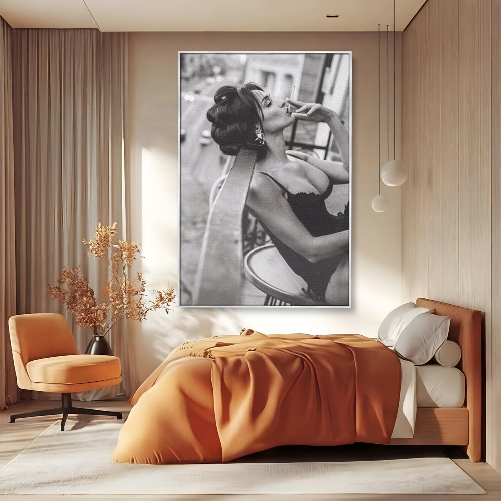 Tablou Canvas Premium, LuxCanva® P1000, Femeia de pe balcon, Alb, Negru, Tigara, Senzual, Balcon, Oras, Intimitate, Eleganta, Feminitate, Muza, Urban, Living, Dormitor