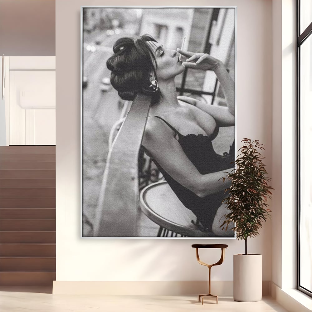 Tablou Canvas Premium, LuxCanva® P1000, Femeia de pe balcon, Alb, Negru, Tigara, Senzual, Balcon, Oras, Intimitate, Eleganta, Feminitate, Muza, Urban, Living, Dormitor