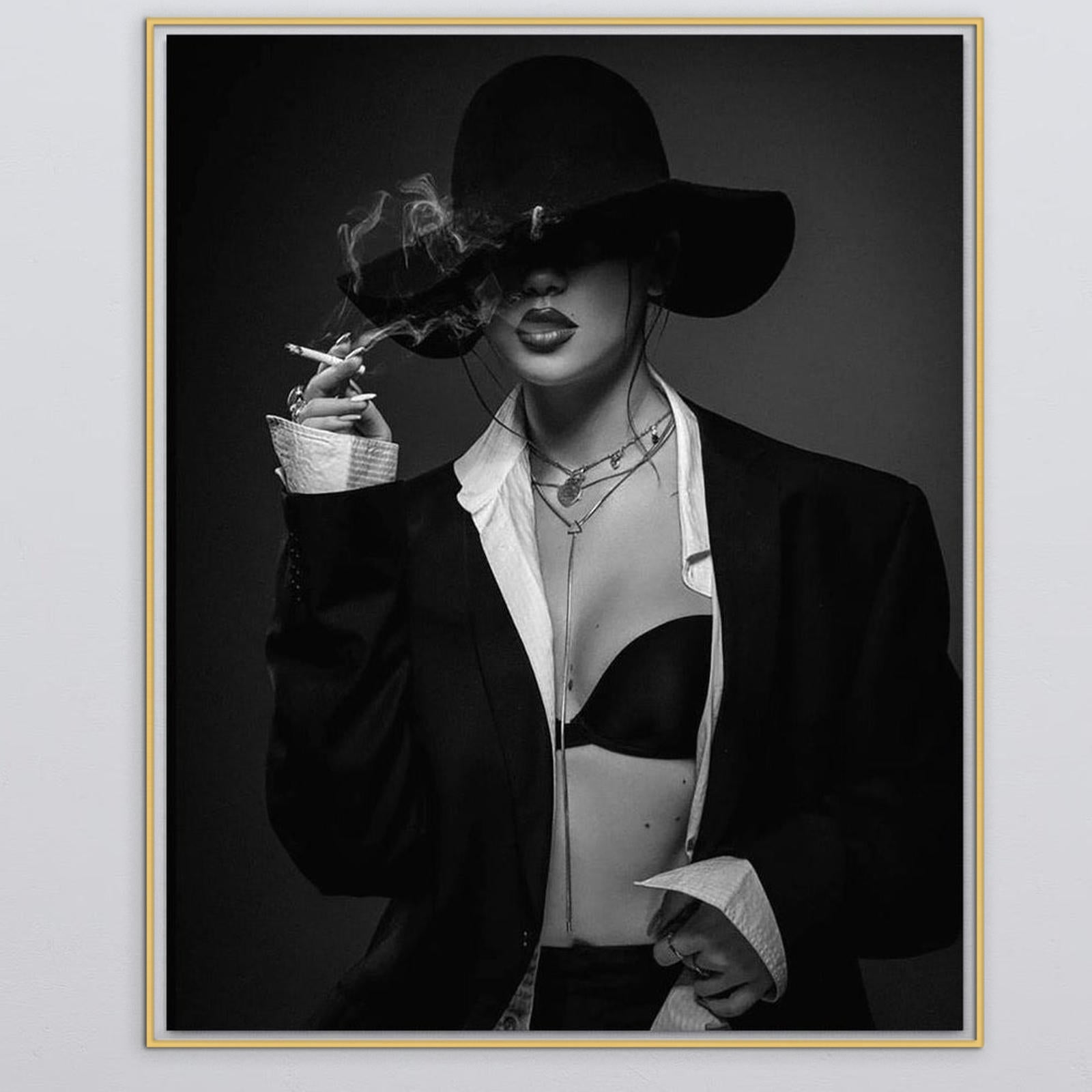 Tablou Canvas Premium, LuxCanva® P1001, Fumul Secretelor, Alb, Negru, Tigara, Fum, Senzual, Feminitate, Palarie, Seductie, Fashion, Editorial, Glamour, Atitudine, Sexy, Living, Dormitor