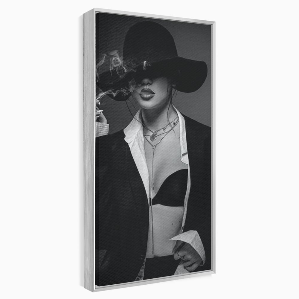 Tablou Canvas Premium, LuxCanva® P1001, Fumul Secretelor, Alb, Negru, Tigara, Fum, Senzual, Feminitate, Palarie, Seductie, Fashion, Editorial, Glamour, Atitudine, Sexy, Living, Dormitor