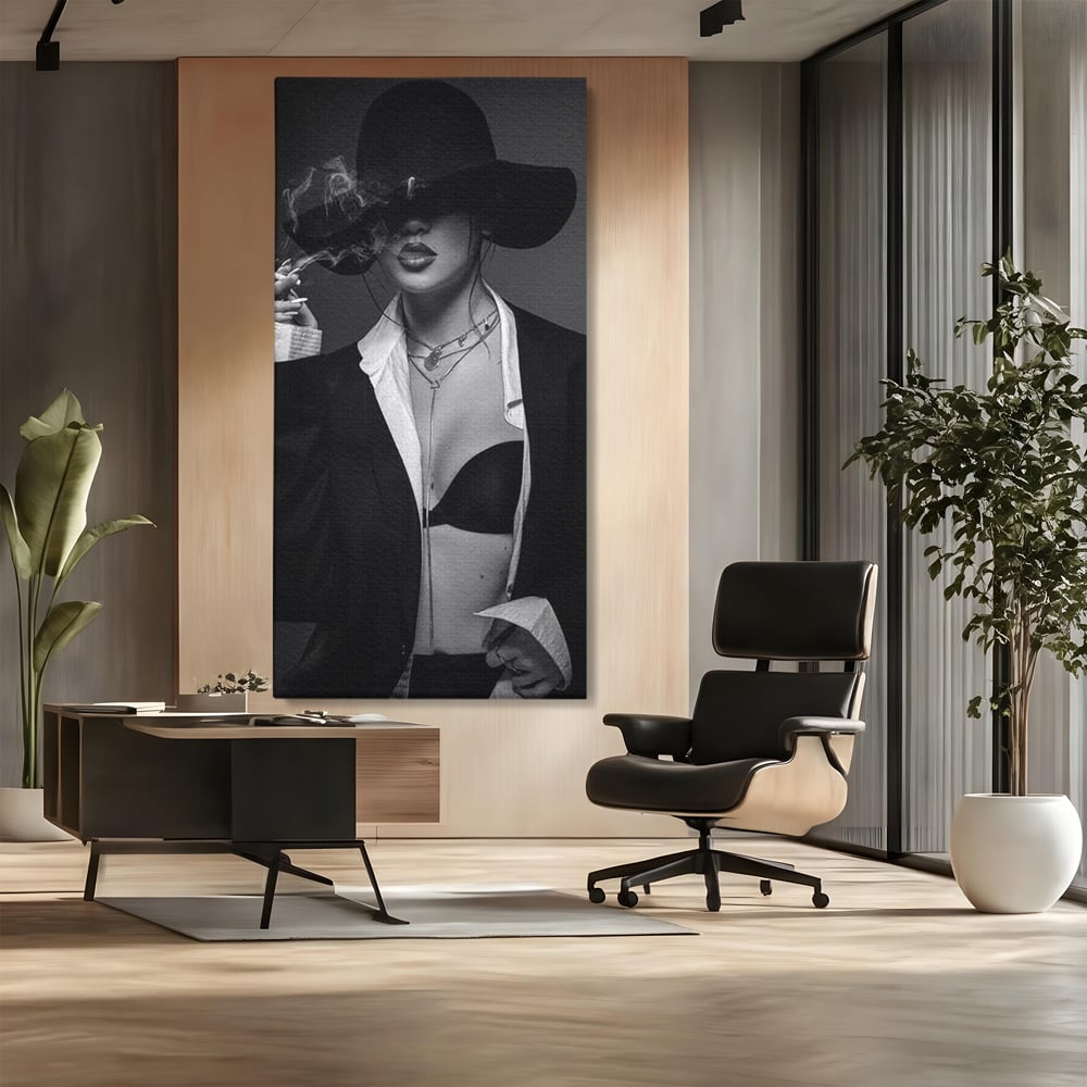 Tablou Canvas Premium, LuxCanva® P1001, Fumul Secretelor, Alb, Negru, Tigara, Fum, Senzual, Feminitate, Palarie, Seductie, Fashion, Editorial, Glamour, Atitudine, Sexy, Living, Dormitor
