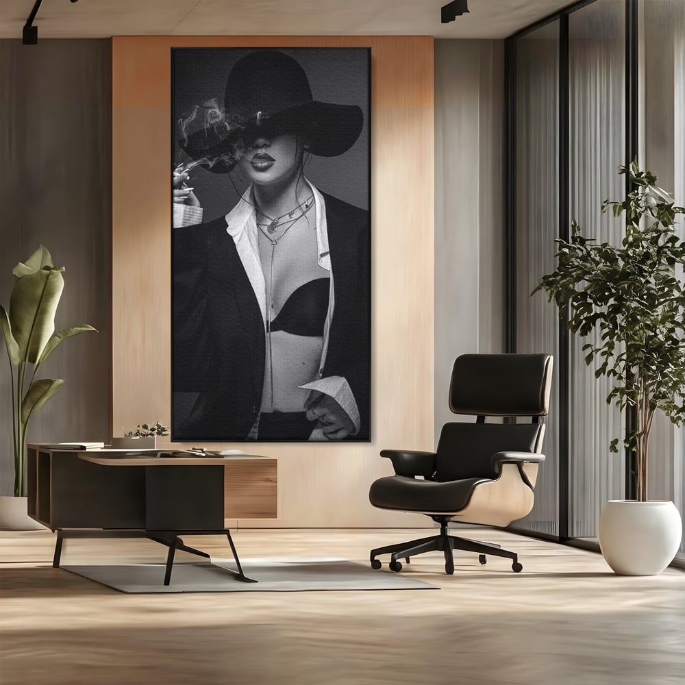 Tablou Canvas Premium, LuxCanva® P1001, Fumul Secretelor, Alb, Negru, Tigara, Fum, Senzual, Feminitate, Palarie, Seductie, Fashion, Editorial, Glamour, Atitudine, Sexy, Living, Dormitor