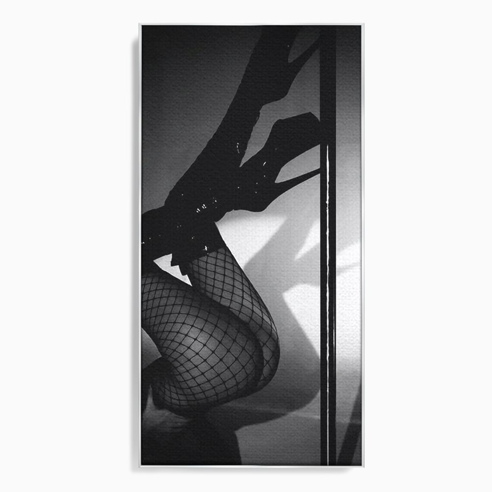 Leinwand Premium Canvas Wandkunst, LuxCanva® P1004, Geometrie der Verführung, Weiß, Schwarz, Drapierung, Netz, Tanz, künstlerisch, Bewegung, Schuhe, Podeste, Füße, sinnlich, sexy, sexy, Wohnen, Schlafzimmer