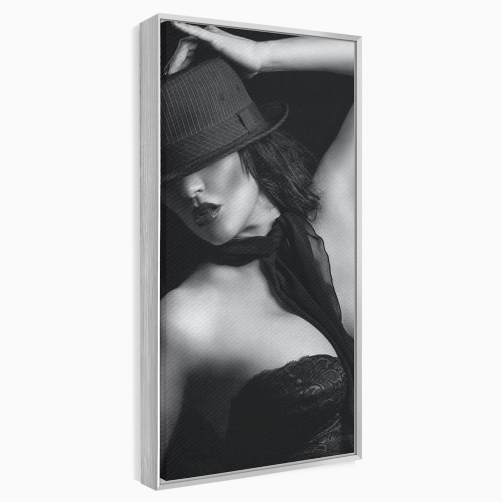 Tablou Canvas Premium, LuxCanva® P1005, Atingerea Misterului, Dantela, Negru, Seductie, Noir, Esarfa, Palarie, Dramatic, Cinematic, Fotografie, Buze, Detalii, Sexy, Living, Dormitor