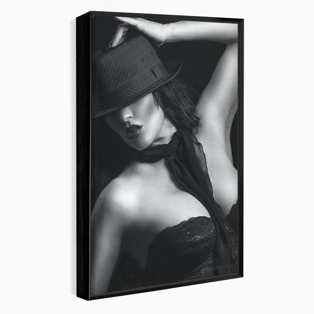 Tablou Canvas Premium, LuxCanva® P1005, Atingerea Misterului, Dantela, Negru, Seductie, Noir, Esarfa, Palarie, Dramatic, Cinematic, Fotografie, Buze, Detalii, Sexy, Living, Dormitor
