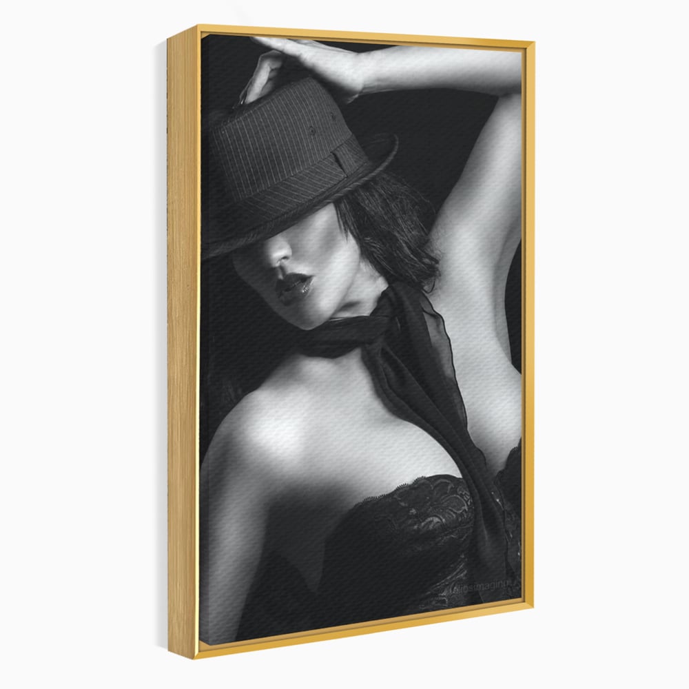 Tablou Canvas Premium, LuxCanva® P1005, Atingerea Misterului, Dantela, Negru, Seductie, Noir, Esarfa, Palarie, Dramatic, Cinematic, Fotografie, Buze, Detalii, Sexy, Living, Dormitor