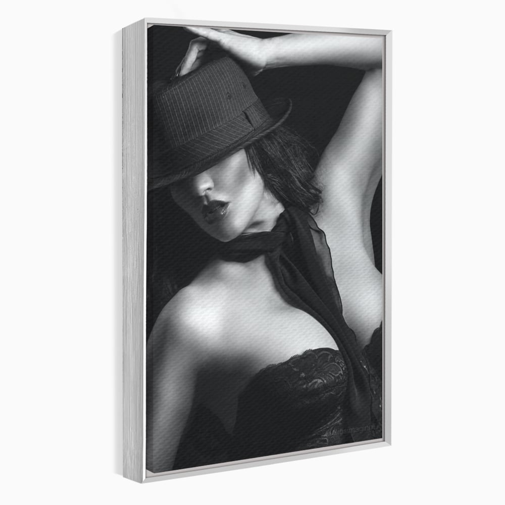 Tablou Canvas Premium, LuxCanva® P1005, Atingerea Misterului, Dantela, Negru, Seductie, Noir, Esarfa, Palarie, Dramatic, Cinematic, Fotografie, Buze, Detalii, Sexy, Living, Dormitor