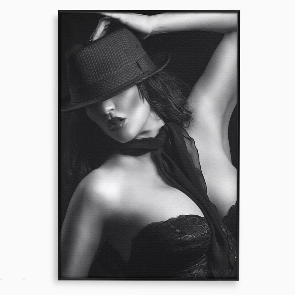Tablou Canvas Premium, LuxCanva® P1005, Atingerea Misterului, Dantela, Negru, Seductie, Noir, Esarfa, Palarie, Dramatic, Cinematic, Fotografie, Buze, Detalii, Sexy, Living, Dormitor