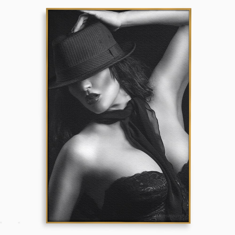 Tablou Canvas Premium, LuxCanva® P1005, Atingerea Misterului, Dantela, Negru, Seductie, Noir, Esarfa, Palarie, Dramatic, Cinematic, Fotografie, Buze, Detalii, Sexy, Living, Dormitor