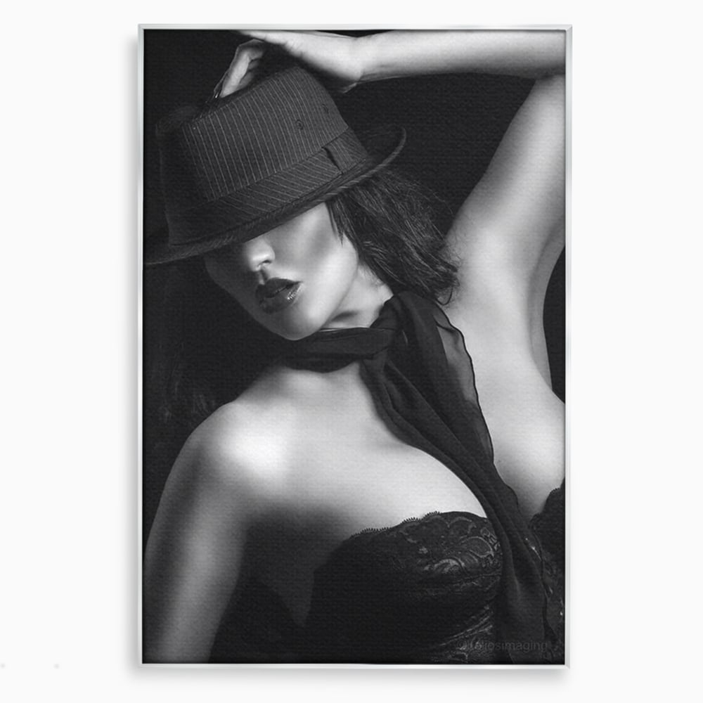 Tablou Canvas Premium, LuxCanva® P1005, Atingerea Misterului, Dantela, Negru, Seductie, Noir, Esarfa, Palarie, Dramatic, Cinematic, Fotografie, Buze, Detalii, Sexy, Living, Dormitor