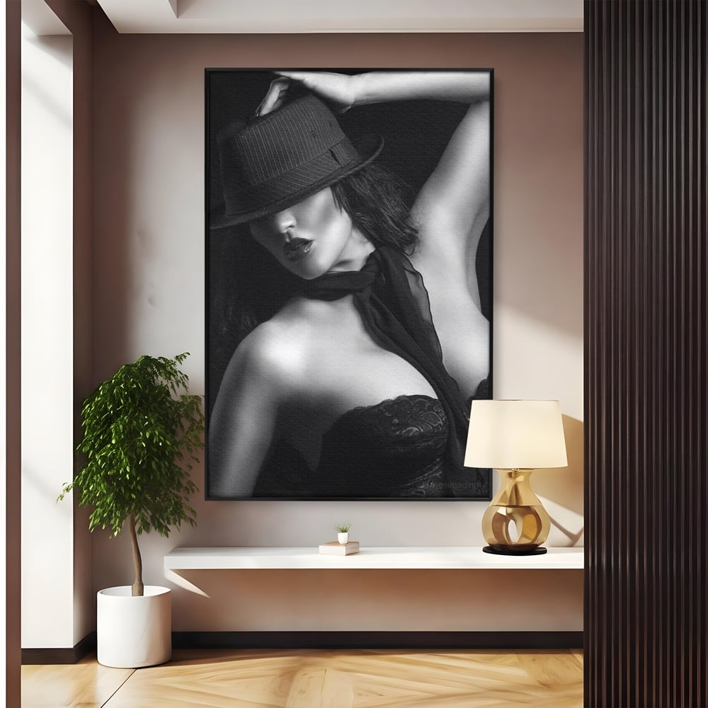 Tablou Canvas Premium, LuxCanva® P1005, Atingerea Misterului, Dantela, Negru, Seductie, Noir, Esarfa, Palarie, Dramatic, Cinematic, Fotografie, Buze, Detalii, Sexy, Living, Dormitor