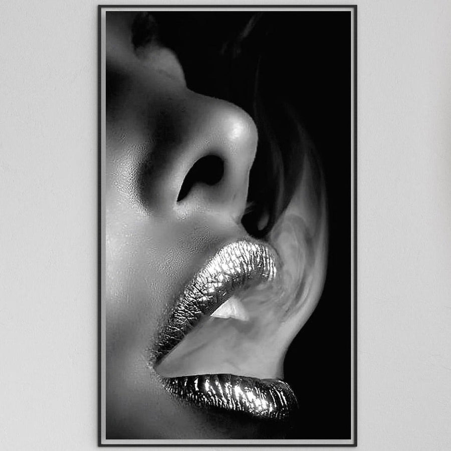 Tablou Canvas Premium LuxCanva® P1017 "Soapta de Argint" surprinde buze metalice, fum seducător și contrast alb-negru, ideal pentru un decor glamour în dormitor sau living-o alegere sofisticată de la LuxCanva®.