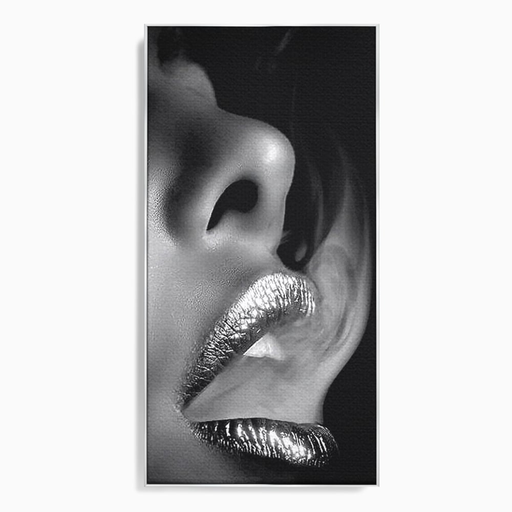 Tablou Canvas Premium, LuxCanva® P1017, Soapta de Argint, Buze, Fum, Metalic, Glamour, Alb, Negru, Seductie, Umbra, Feminitate, Dormitor, Living