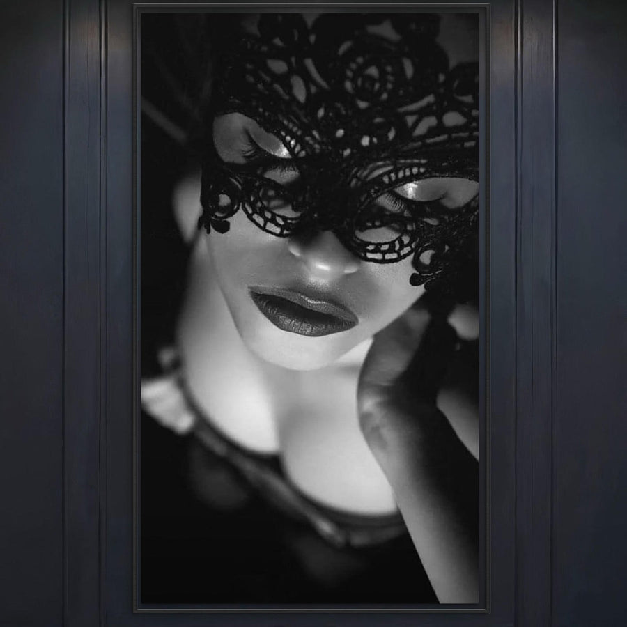 Un portret captivant alb-negru al unei femei cu o mască din dantelă, care emană senzualitate și mister-Tablou Canvas Premium LuxCanva® P1037, "Masca Pasională", perfect pentru living sau dormitor.