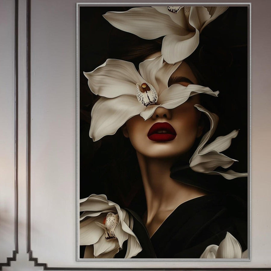 Tablou Canvas Premium LuxCanva® P1039, Femeia-Orhidee: o femeie cu buze roșii, parțial acoperită de orhidee ivoir pe fundal negru. Decor elegant pentru living sau dormitor, de la LuxCanva® - Magazin tablouri canvas și tablouri personalizate.